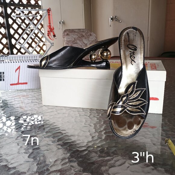 Onyx slide seven narrow black with gold leaves 3-in black with gold balls heels - Picture 1 of 1